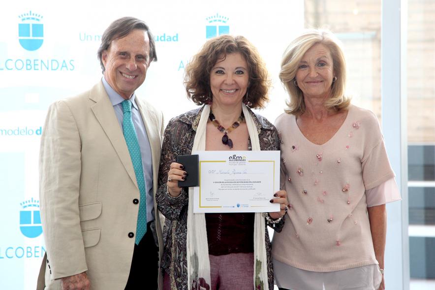 Clausura y Entrega de Diplomas EGME 2017 -  El alcalde, una diplomada  y la concejal.