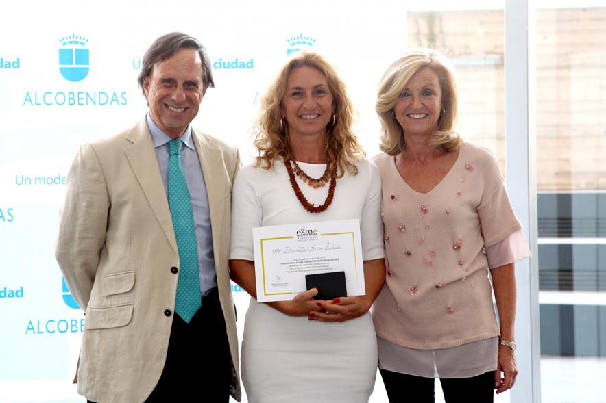 Clausura y Entrega de Diplomas EGME 2017 -  El alcalde, una diplomada  y la concejal.