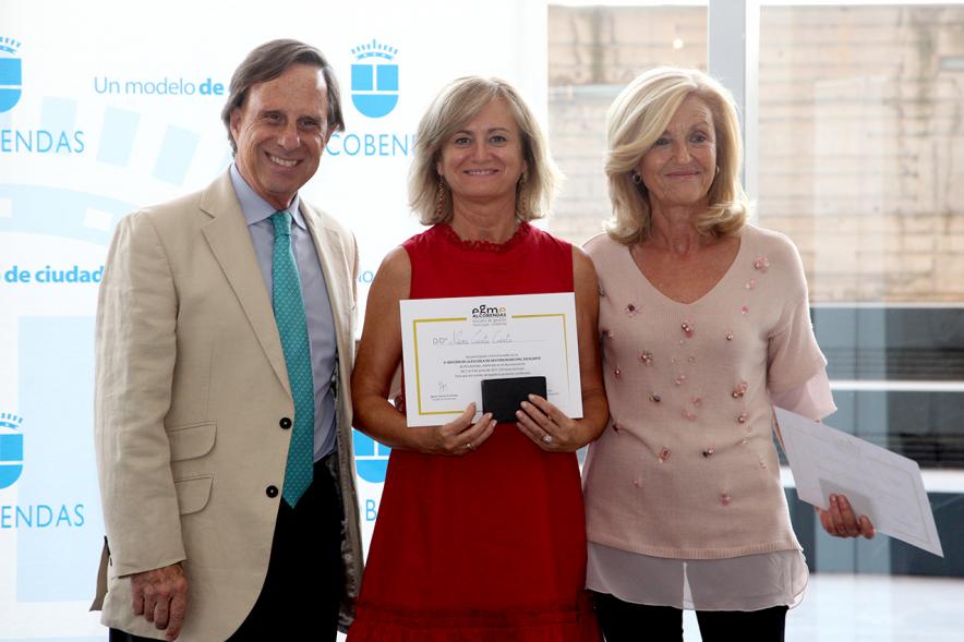 Clausura y Entrega de Diplomas EGME 2017 - El alcalde, una diplomada  y la concejal.