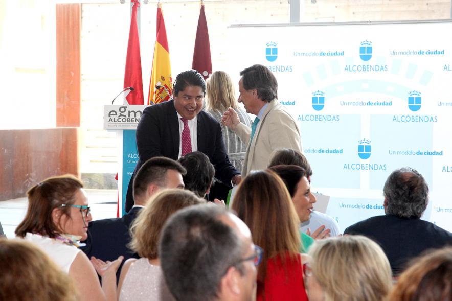 Clausura y Entrega de Diplomas EGME 2017 -  El alcalde entrega los diplomas.