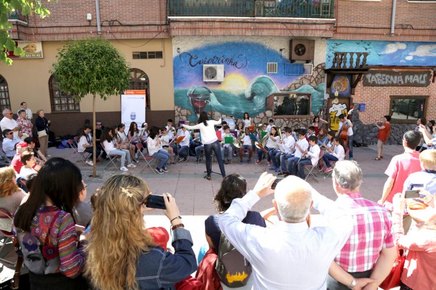 Conciertos Urbanos de la Escuela de Música en Distrito Centro - Los espectadores y los músicos. 