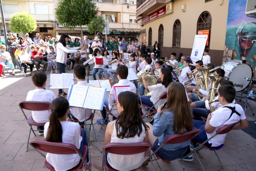 Conciertos Urbanos de la Escuela de Música en Distrito Centro - Jóvenes músicos tocando.