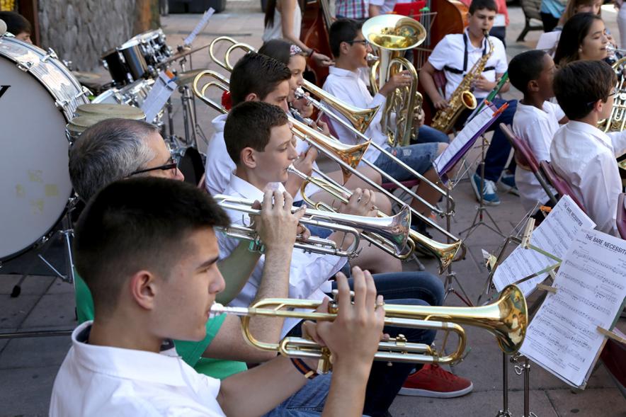 Conciertos Urbanos de la Escuela de Música en Distrito Centro -Jóvenes músicos tocando.