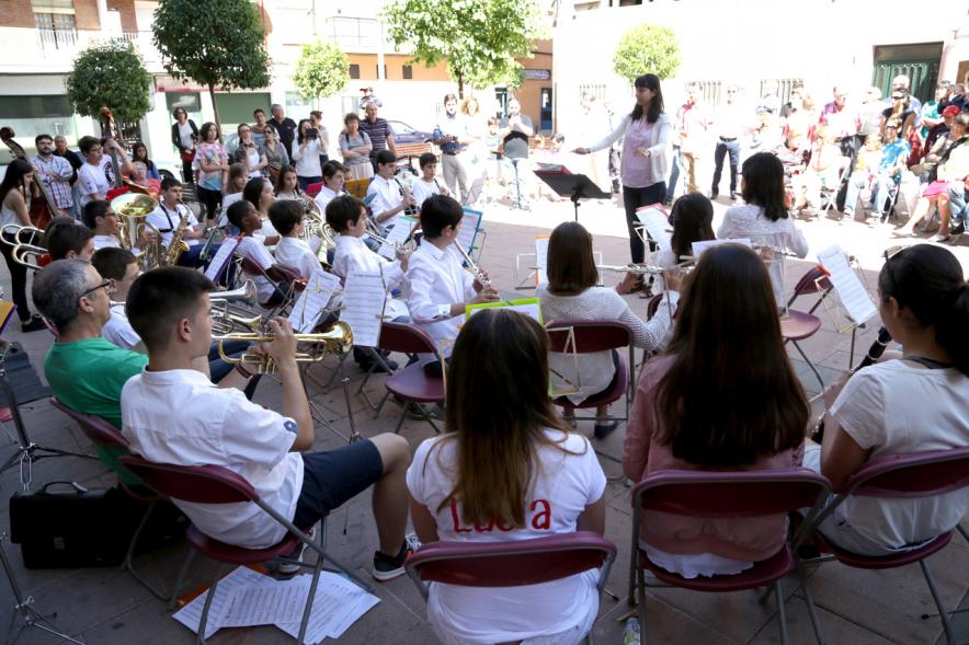 Conciertos Urbanos de la Escuela de Música en Distrito Centro -  Actuación de los músicos.