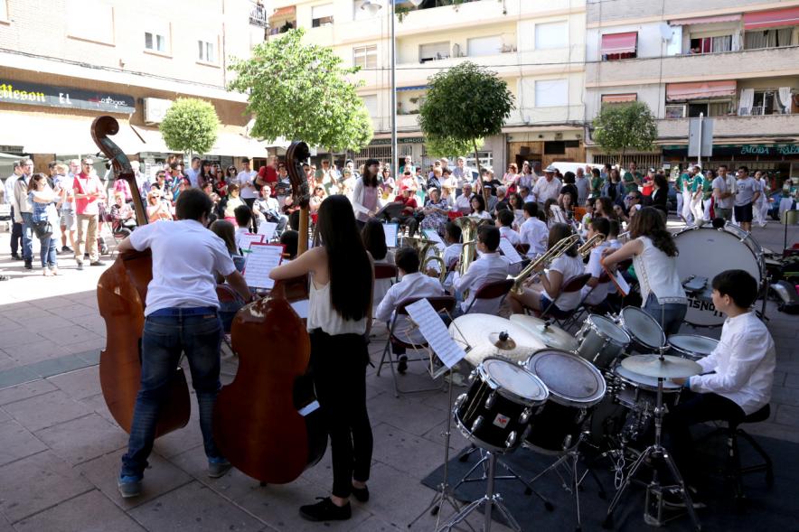 Conciertos Urbanos de la Escuela de Música en Distrito Centro -  Actuación de los músicos.