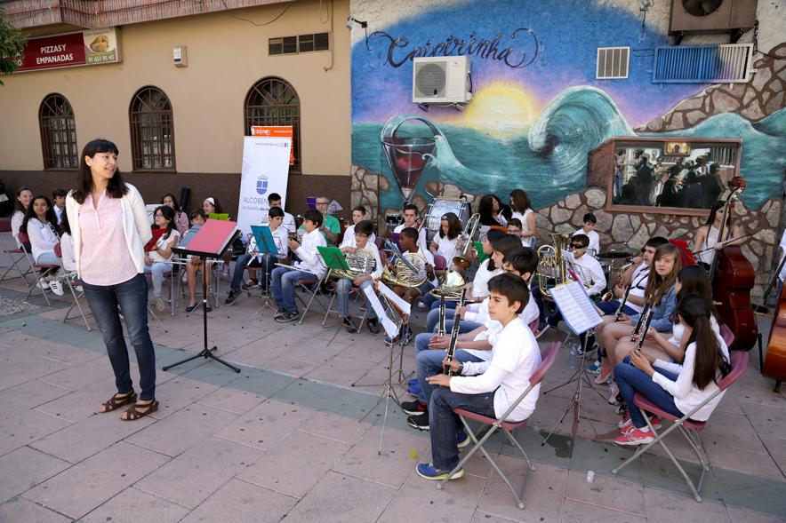 Conciertos Urbanos de la Escuela de Música en Distrito Centro - Los músicos con su profesora.