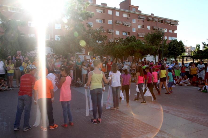 Actuaciones Urbanas de la Escuela Municipal de Música y Danza - Participantes en el escenario urbano rodeados por el público.
