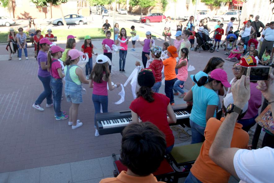 Actuaciones Urbanas de la Escuela Municipal de Música y Danza - Actuación de uno de los grupos participantes.