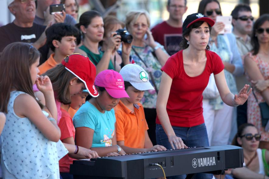 Actuaciones Urbanas de la Escuela Municipal de Música y Danza - Actuación de uno de los grupos participantes.