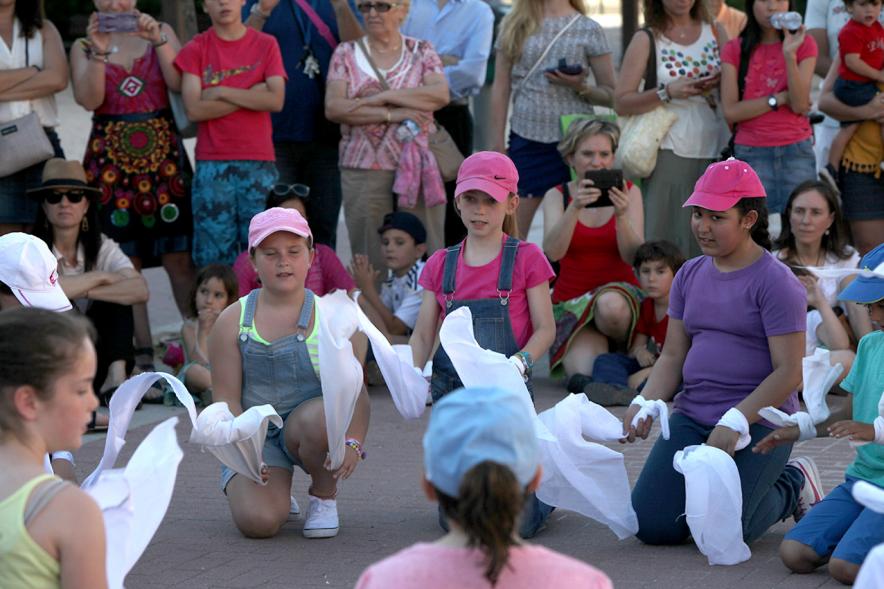 Actuaciones Urbanas de la Escuela Municipal de Música y Danza - Actuación de uno de los grupos participantes.