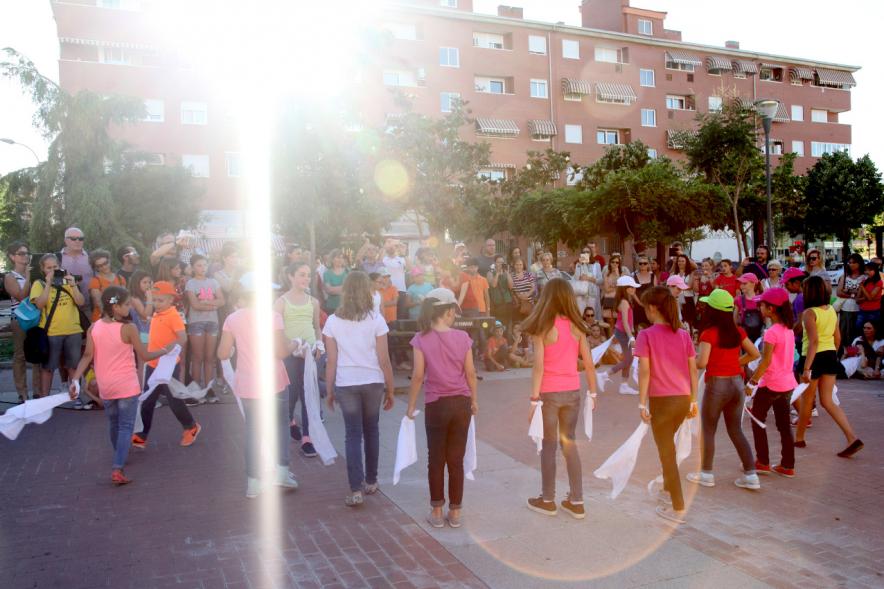Actuaciones Urbanas de la Escuela Municipal de Música y Danza - Actuación de uno de los grupos participantes.