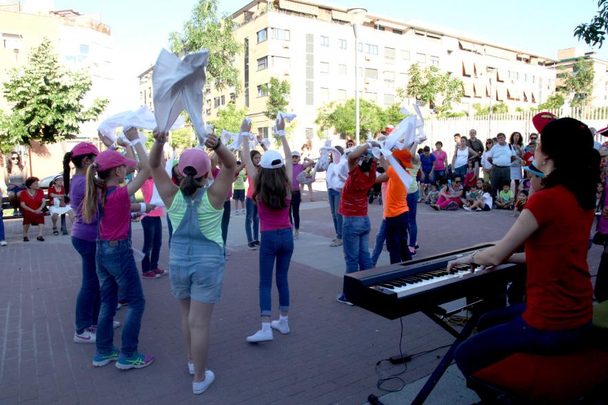 Actuaciones Urbanas de la Escuela Municipal de Música y Danza - Actuación de uno de los grupos participantes.