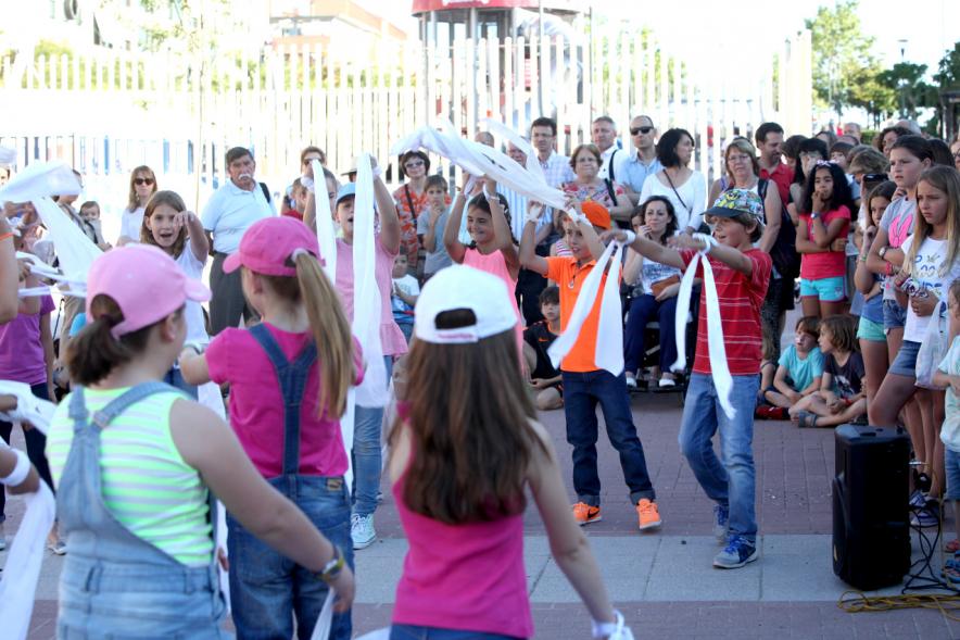 Actuaciones Urbanas de la Escuela Municipal de Música y Danza - Actuación de uno de los grupos participantes.