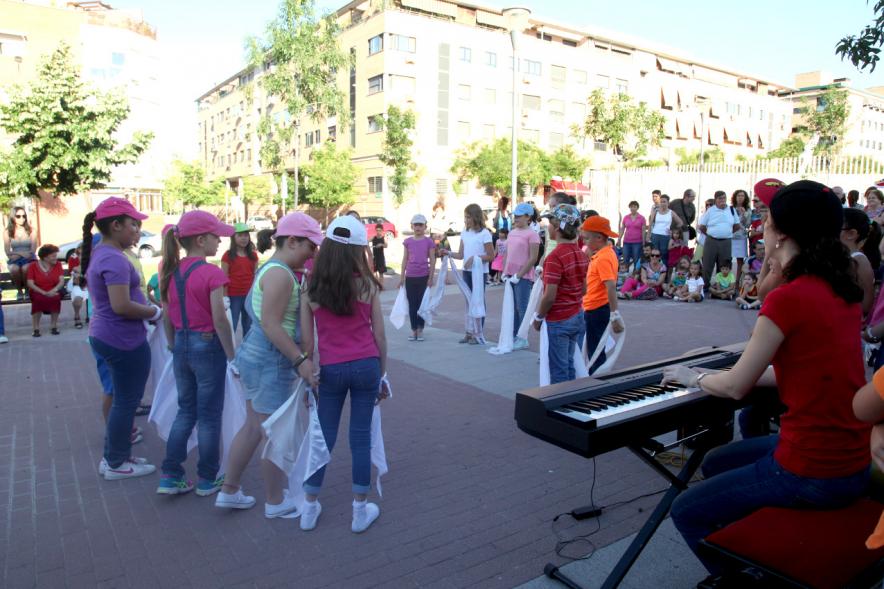Actuaciones Urbanas de la Escuela Municipal de Música y Danza - Actuación de uno de los grupos participantes.