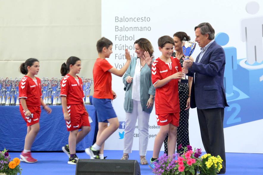 Entrega de Trofeos de Competiciones Locales 2017-18 -Las autoridades locales entregan los premios.