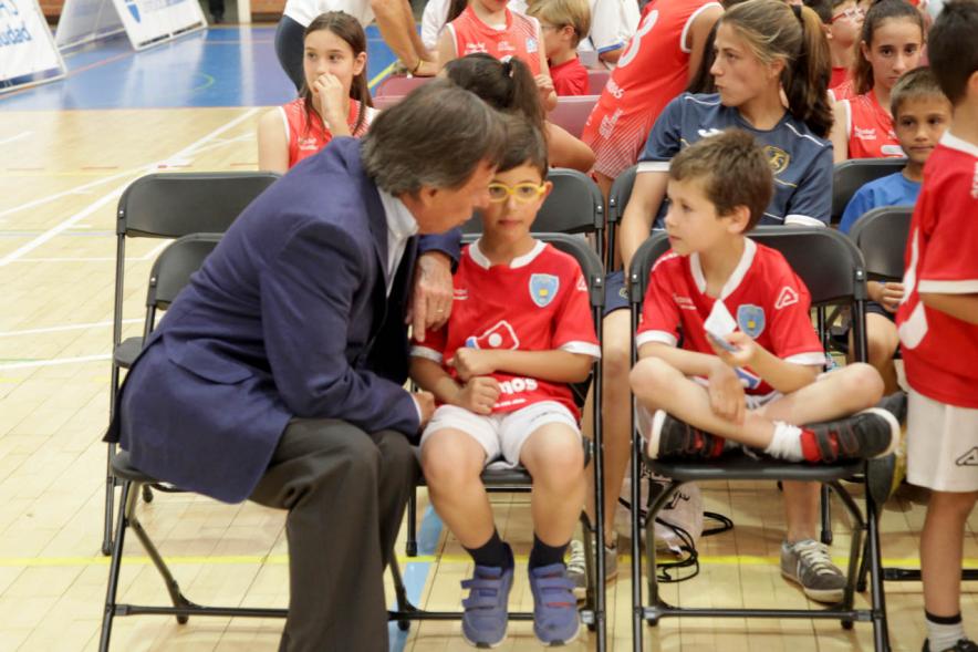 Entrega de Trofeos de Competiciones Locales 2017-18 -  Imagen del alcalde hablando con los niños.