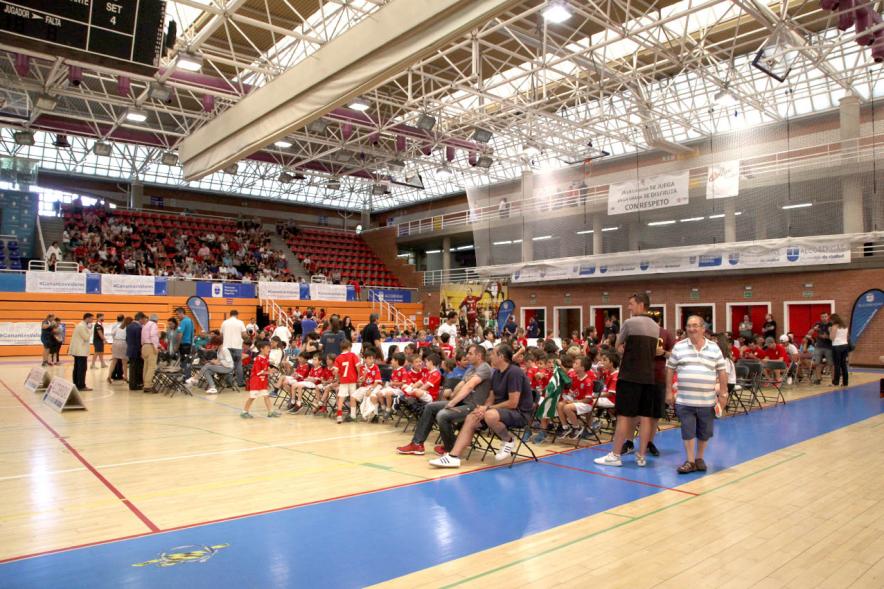 Entrega de Trofeos de Competiciones Locales 2017-18 -  Panorámica de los deportistas  sentados.