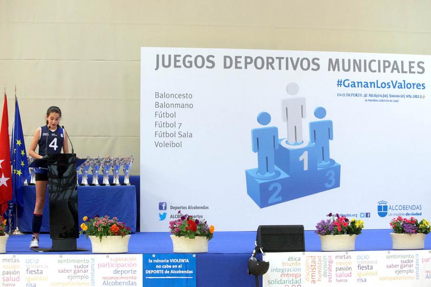 Entrega de Trofeos de Competiciones Locales 2017-18 - Primer plano del cartel del acto y la deportista hablando.