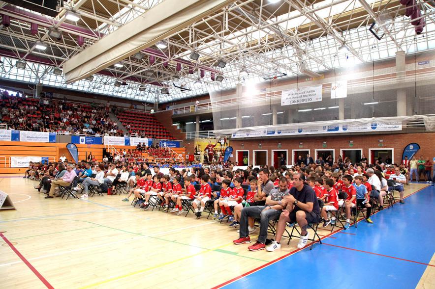 Entrega de Trofeos de Competiciones Locales 2017-18 - Panorámica de los deportistas  sentados.