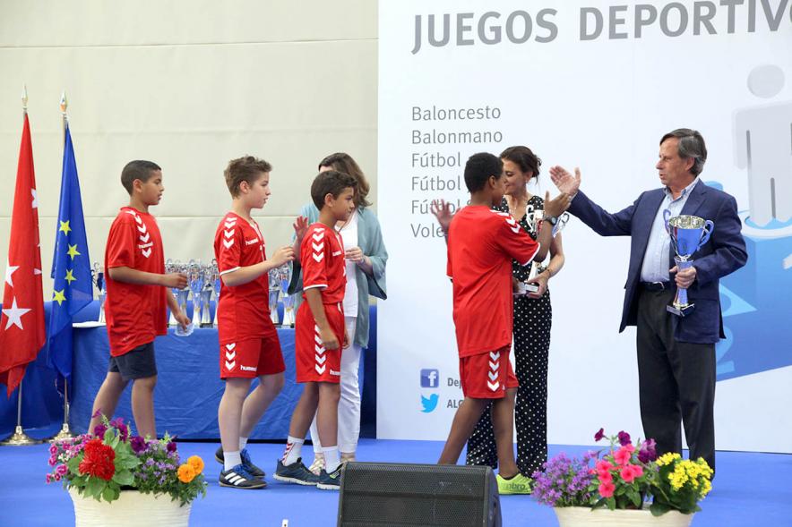 Entrega de Trofeos de Competiciones Locales 2017-18 - Las autoridades locales entregan los premios.