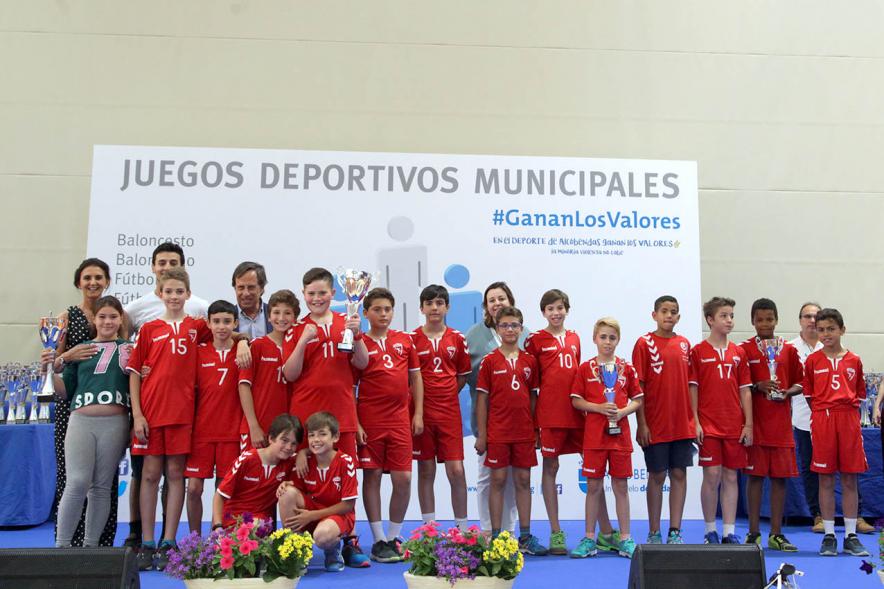 Entrega de Trofeos de Competiciones Locales 2017-18 - Posado del alcalde con un equipo infantil.