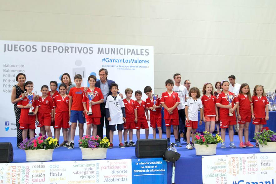 Entrega de Trofeos de Competiciones Locales 2017-18 - Posado del alcalde y la concejal con los niños y los jóvenes premiados.