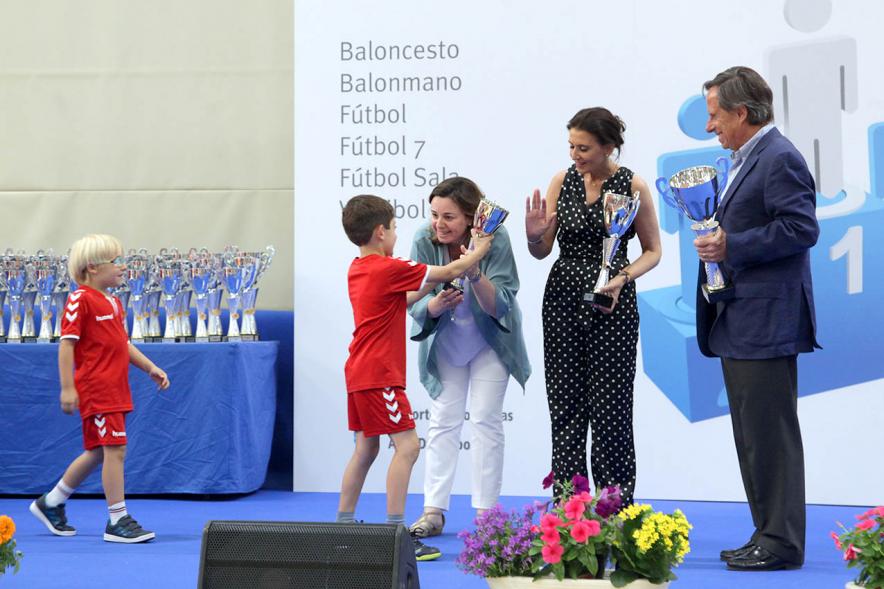Entrega de Trofeos de Competiciones Locales 2017-18 -Las autoridades locales entregan los premios.