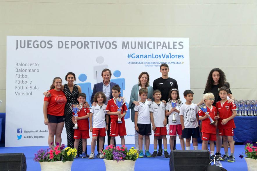 Entrega de Trofeos de Competiciones Locales 2017-18 - Posado del alcalde y la concejal con los niños premiados.