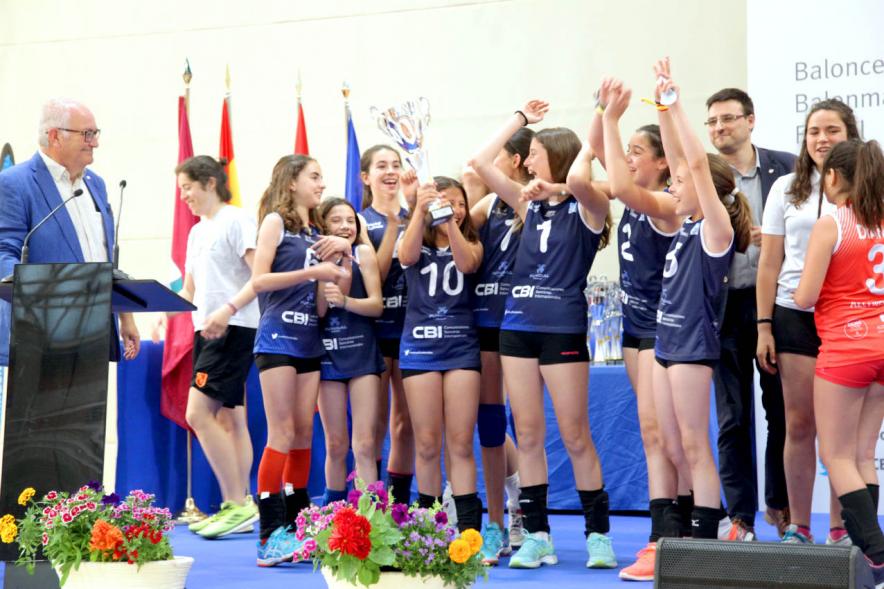 Entrega de Trofeos de Competiciones Locales 2017-18 -  Imagen de los niños levantando contentos su trofeo.
