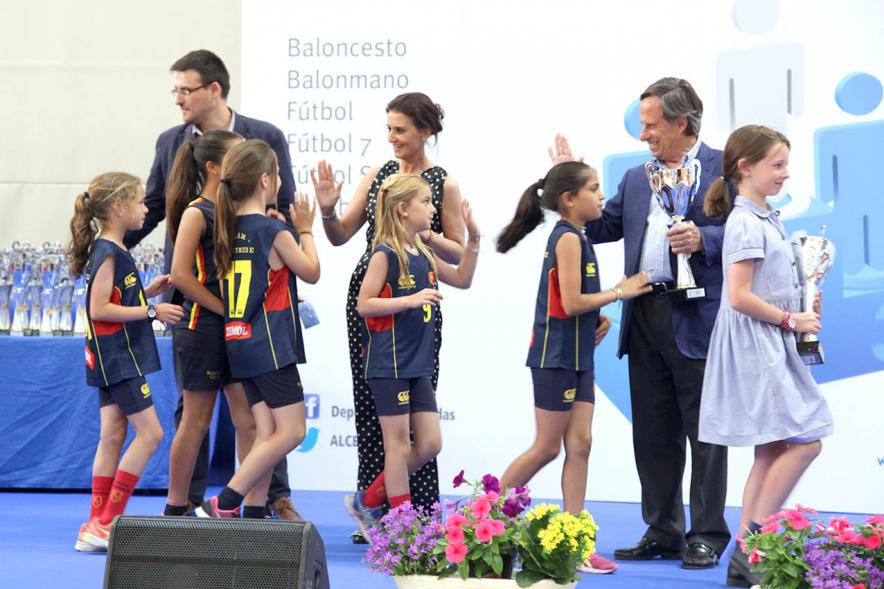 Entrega de Trofeos de Competiciones Locales 2017-18 -Las autoridades saludan a los deportistas infantiles.