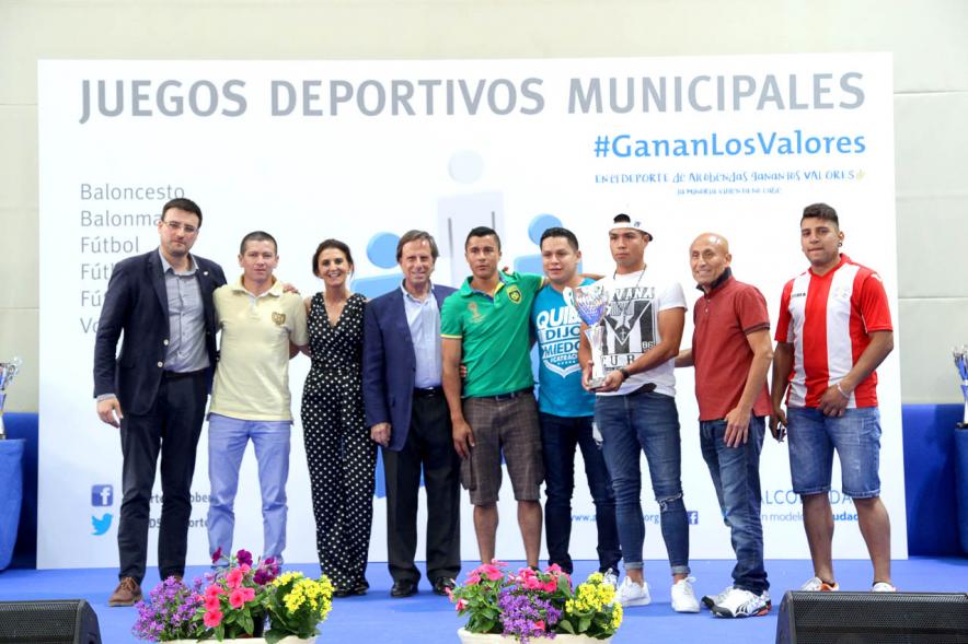 Entrega de Trofeos de Competiciones Locales 2017-18 - Imagen de las autoridades municipales con un grupo de deportistas.