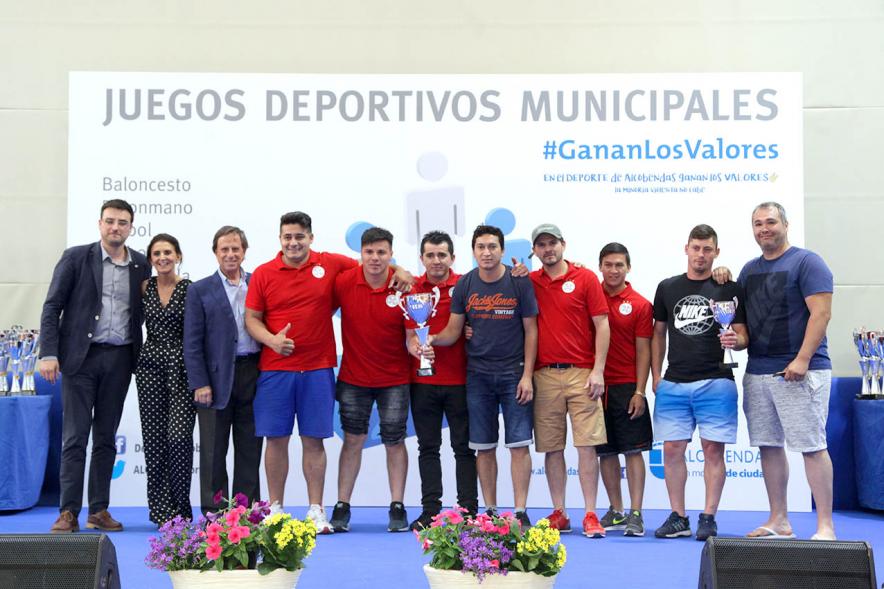 Entrega de Trofeos de Competiciones Locales 2017-18 - Posado de las autoridades con  los entrenadores.