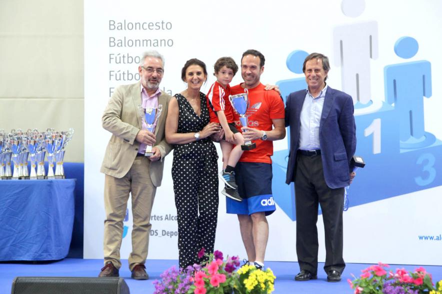 Entrega de Trofeos de Competiciones Locales 2017-18 -Posado de las autoridades con deportistas senior
