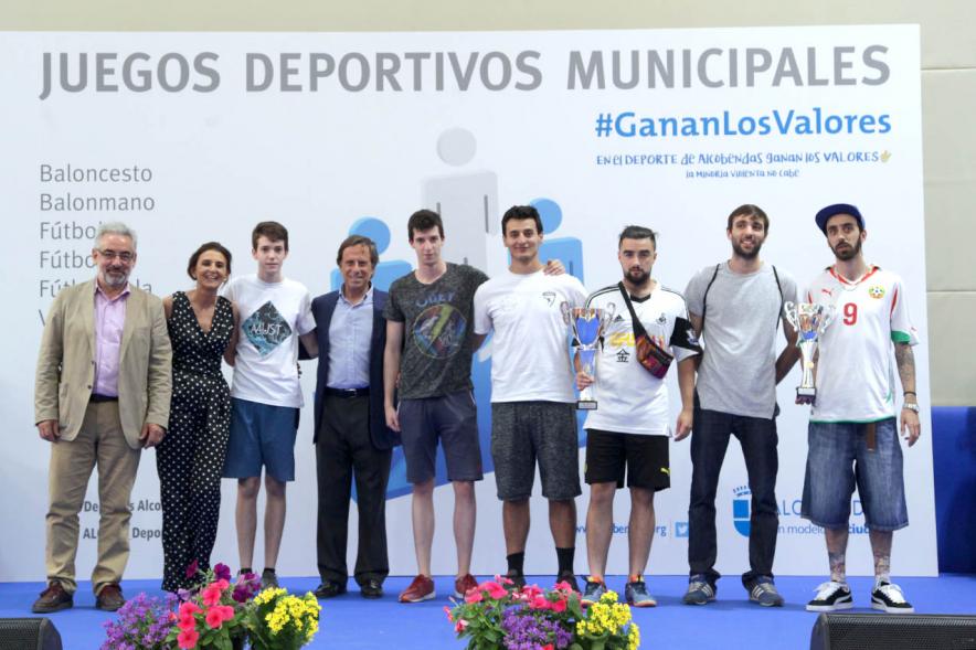 Entrega de Trofeos de Competiciones Locales 2017-18 - Posado de las autoridades con deportistas senior.