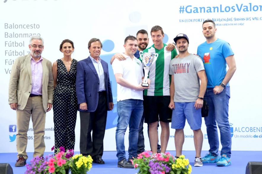 Entrega de Trofeos de Competiciones Locales 2017-18 -  Posado de las autoridades con  los entrenadores.