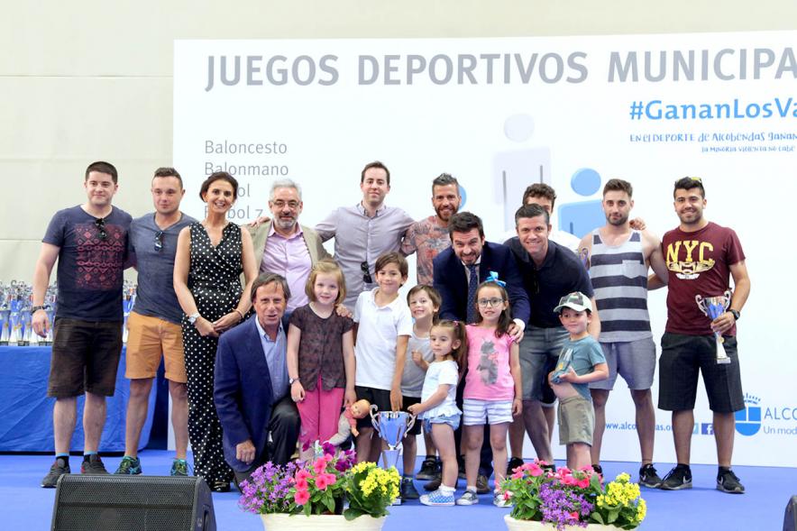 Entrega de Trofeos de Competiciones Locales 2017-18 -  Posado del alcalde y la concejal con los niños y los  entrenadores premiados.