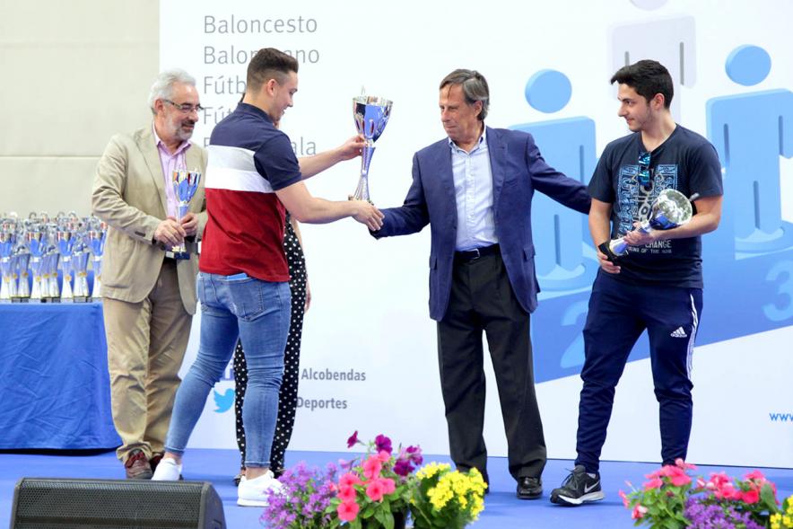 Entrega de Trofeos de Competiciones Locales 2017-18 - Imagen del alcalde y el concejal en la entrega de premios.