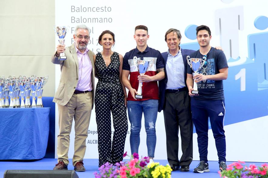 Entrega de Trofeos de Competiciones Locales 2017-18 - Las autoridades locales entregan los premios.