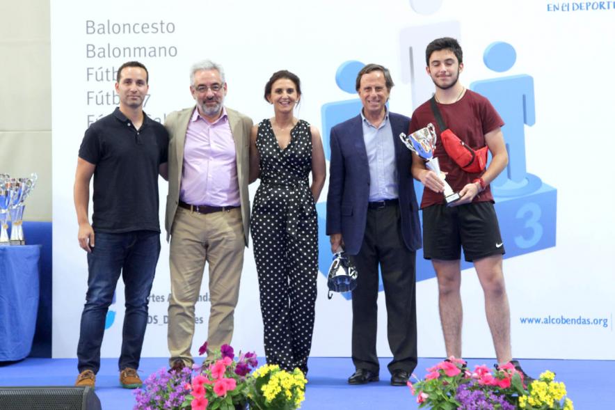 Entrega de Trofeos de Competiciones Locales 2017-18 - Posado de las autoridades con  los entrenadores.