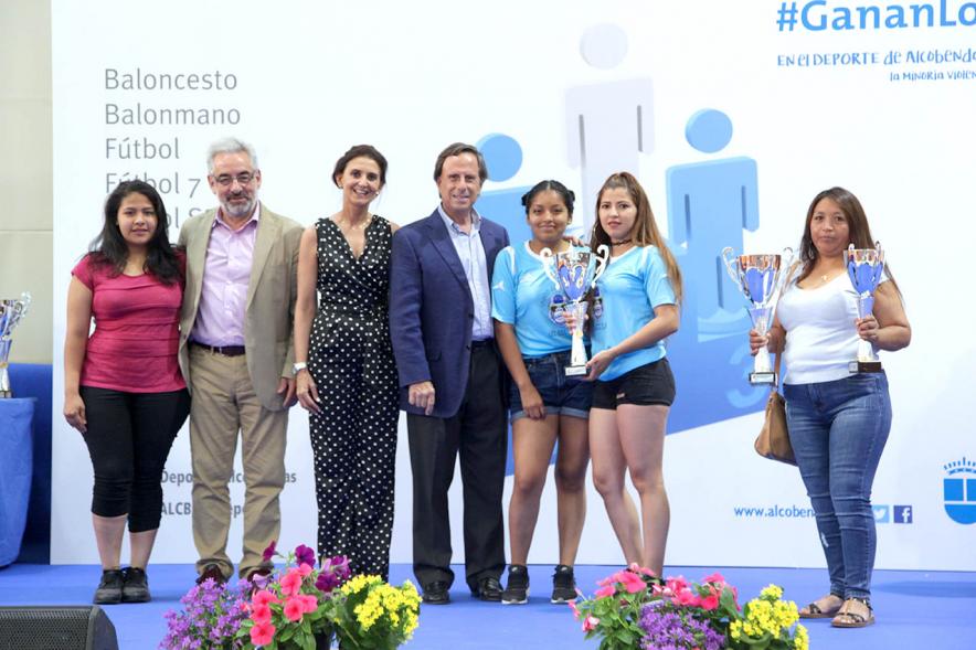 Entrega de Trofeos de Competiciones Locales 2017-18  - Posado del alcalde y la concejal  con dos deportistas.
