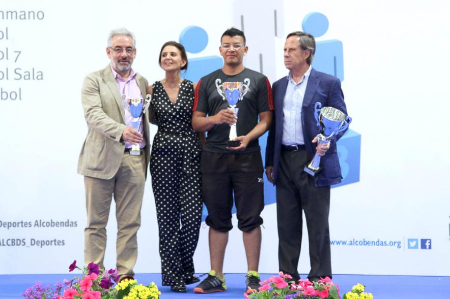 Entrega de Trofeos de Competiciones Locales 2017-18 - Posado de las autoridades con deportistas senior