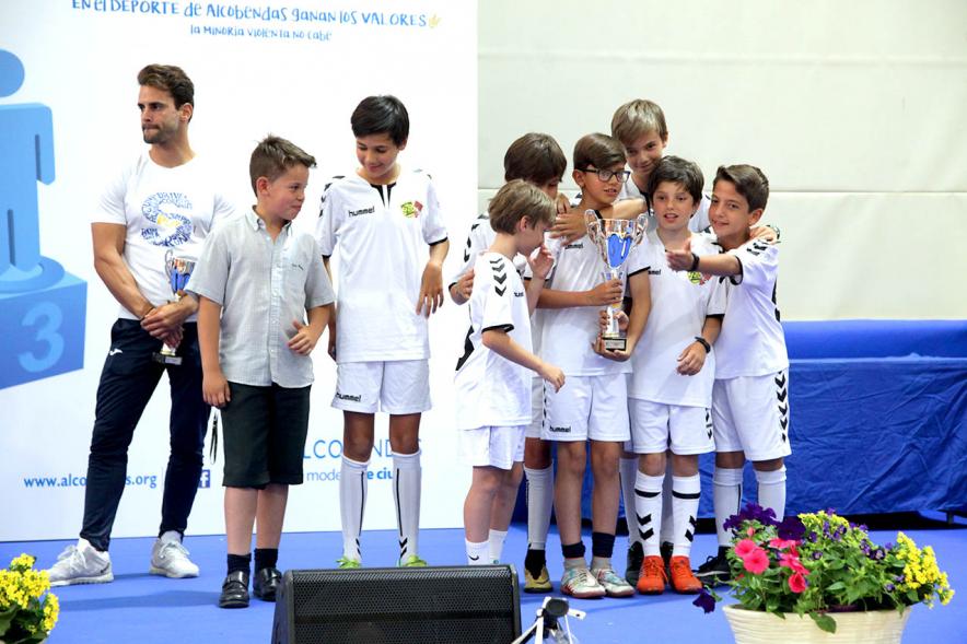 Entrega de Trofeos de Competiciones Locales 2017-18 - Posado de los deportistas infantiles con su  trofeo.