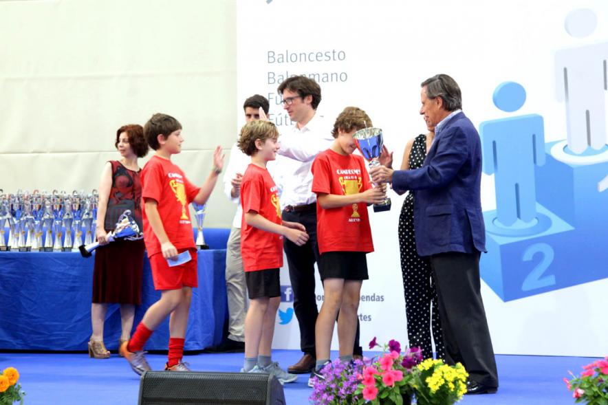 Entrega de Trofeos de Competiciones Locales 2017-18 - Las autoridades locales entregan los premios.