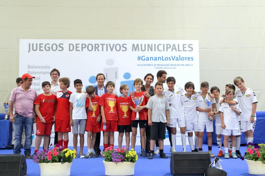 Entrega de Trofeos de Competiciones Locales 2017-18 - Las autoridades locales entregan los premios.
