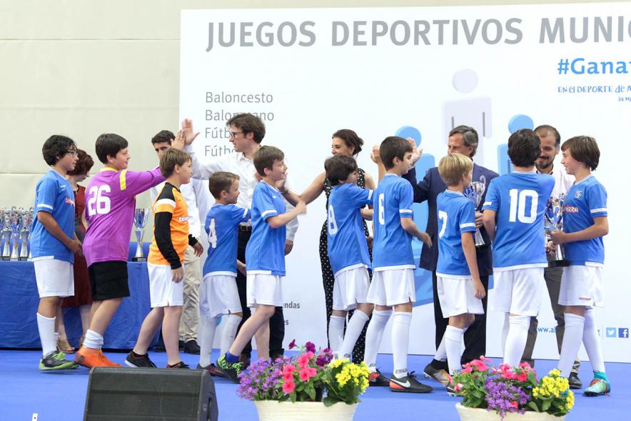 Entrega de Trofeos de Competiciones Locales 2017-18 - Las autoridades locales entregan los premios.