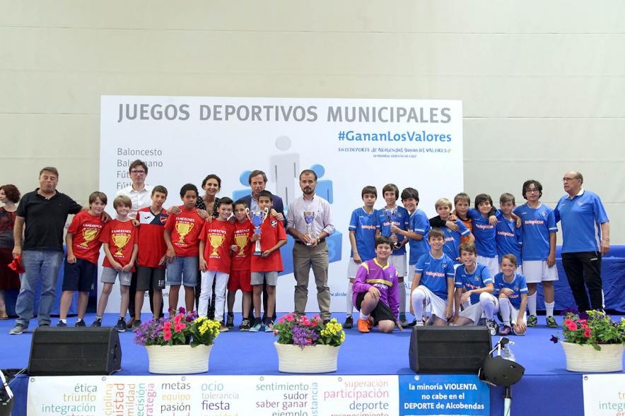 Entrega de Trofeos de Competiciones Locales 2017-18 -Posado del alcalde y los concejales con los niños premiados y los entrenadores.