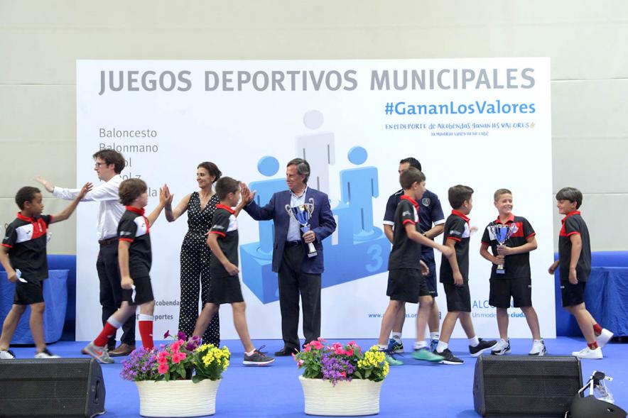 Entrega de Trofeos de Competiciones Locales 2017-18 - Las autoridades locales entregan los premios.