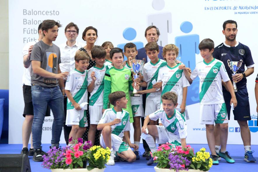 Entrega de Trofeos de Competiciones Locales 2017-18 - Posado del alcalde y la concejal con los niños premiados.