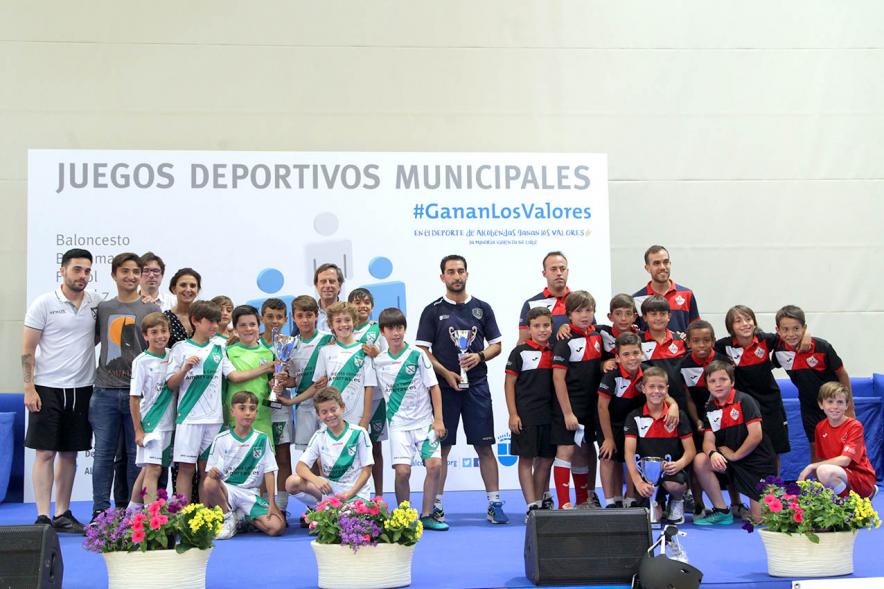 Entrega de Trofeos de Competiciones Locales 2017-18 - Posado de los equipos  infantiles con sus  trofeos.