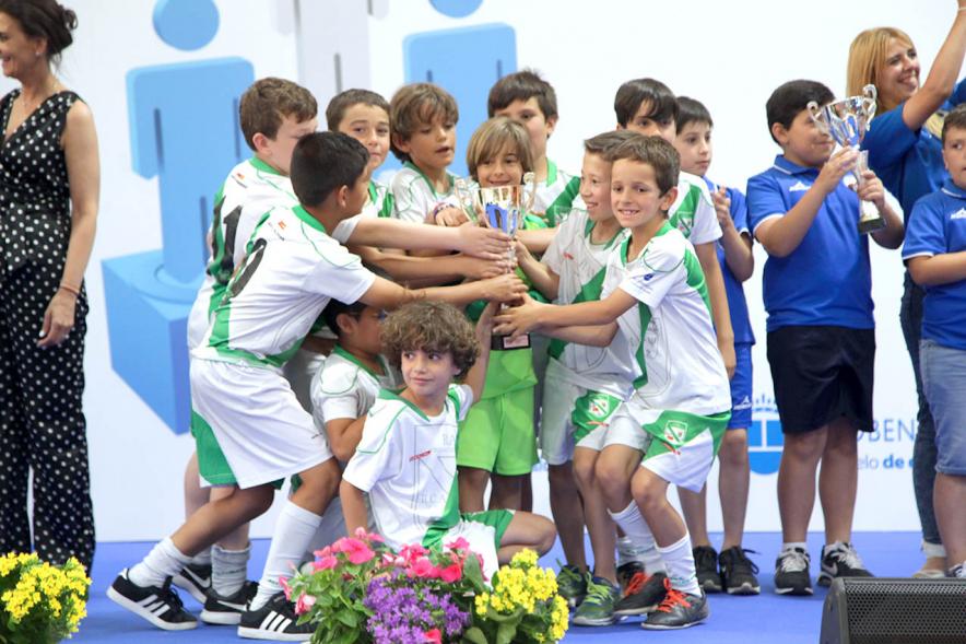 Entrega de Trofeos de Competiciones Locales 2017-18 - Posado  de la concejal con los niños abrazándose.